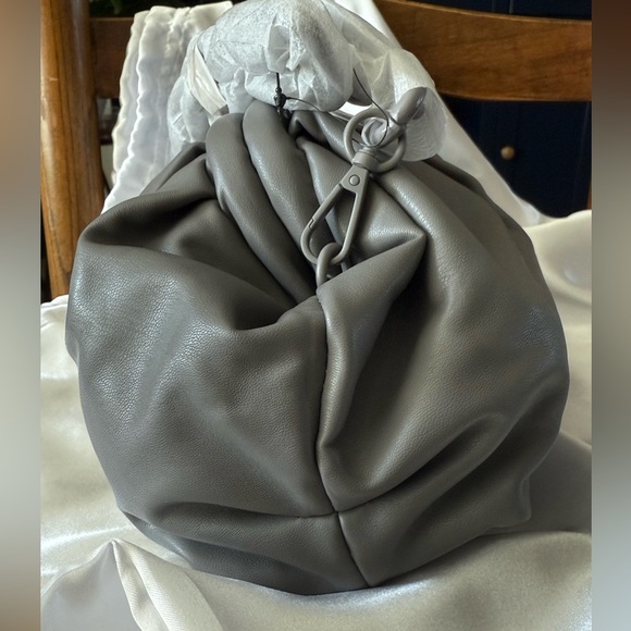 🖤 Badgley Mischka Gray Slouchy Shoulder Bag Soft Faux Leather Chain Strap NWT - Picture 10 of 13